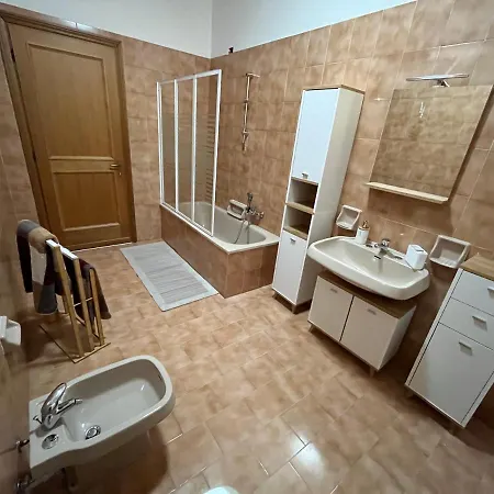 بيت ضيافة Baboe Iun F1037 *